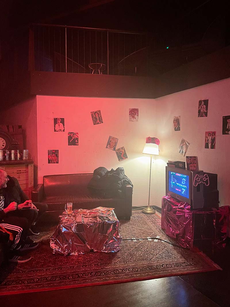 Neon Nights - Schiefe Töne sind egal